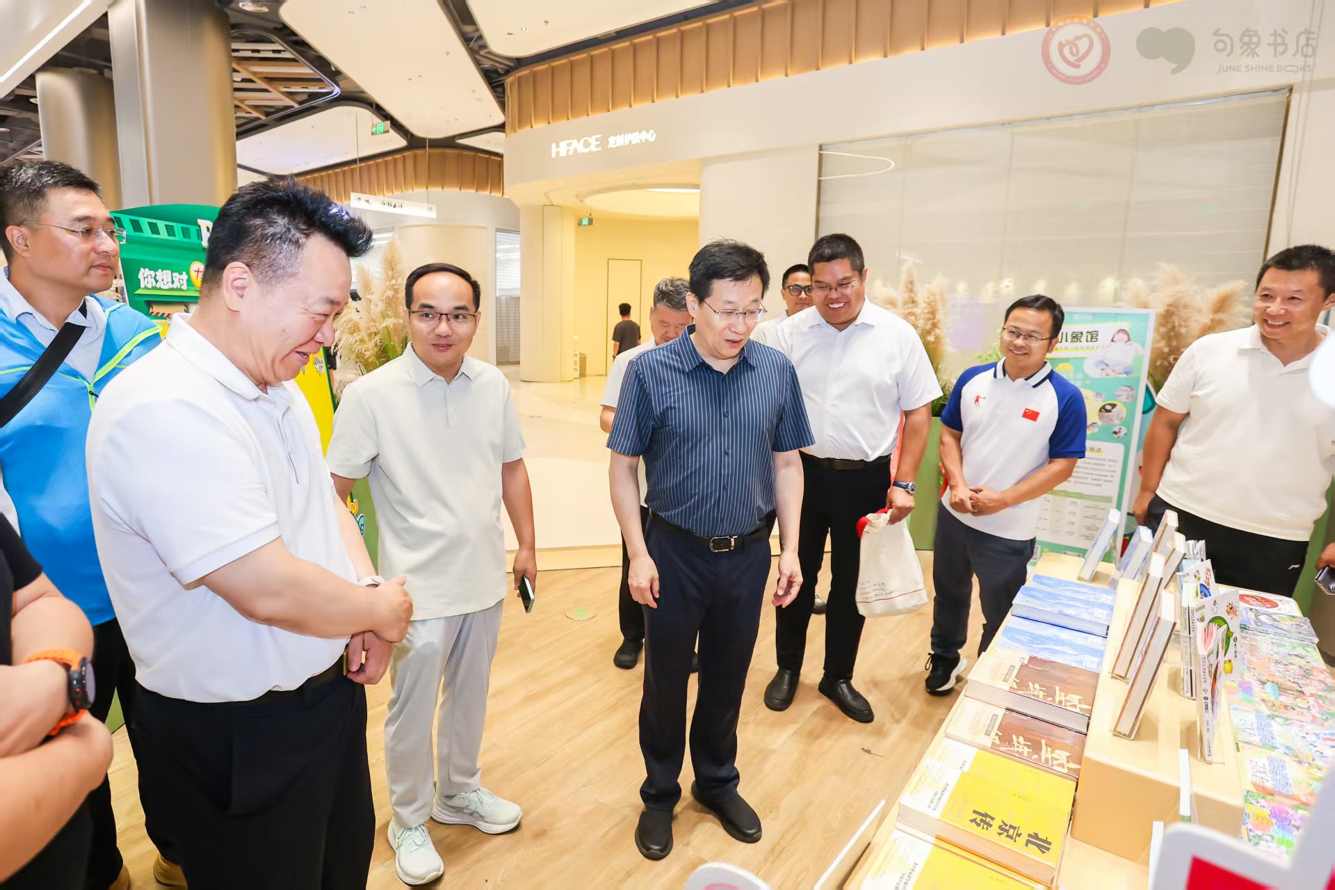 “开明阅读走基层”首期活动走进句象书店
